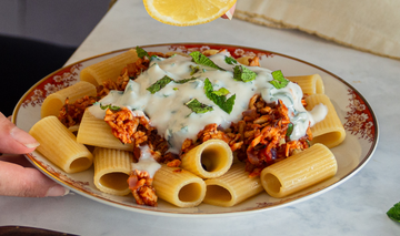 Türkische Pasta mit Tofu Pasta mit Tofugeschnetzeltem und Joghurt mit Zitrone und Tischdekoration.